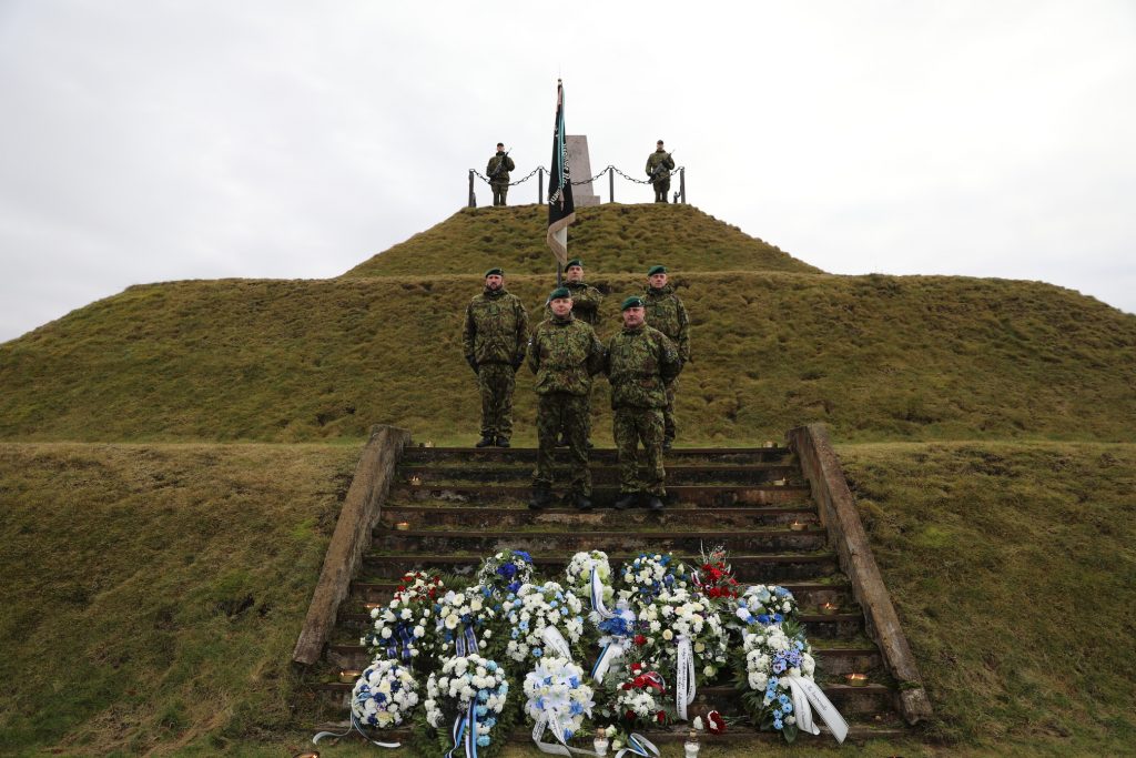 Kaitseväelased Paju memoriaali juures peetud tseremoonial