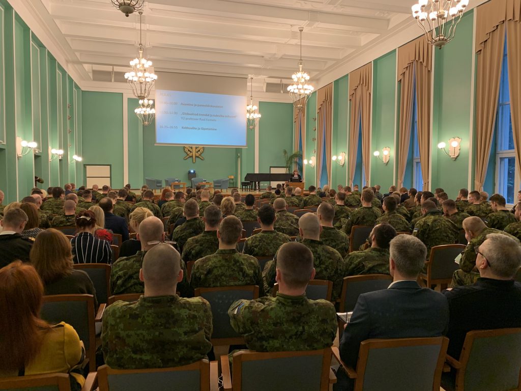 Inimesed istuvad konverentsil