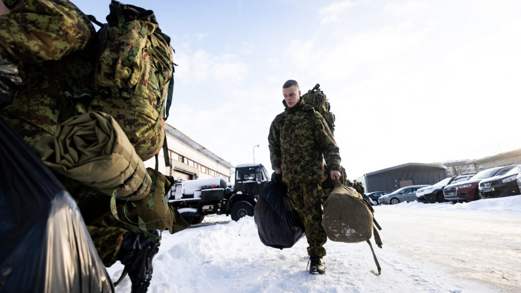 Ajateenija enda laost saadud uue varustusega kaitseväe territooriumil kõndimas talvel.
