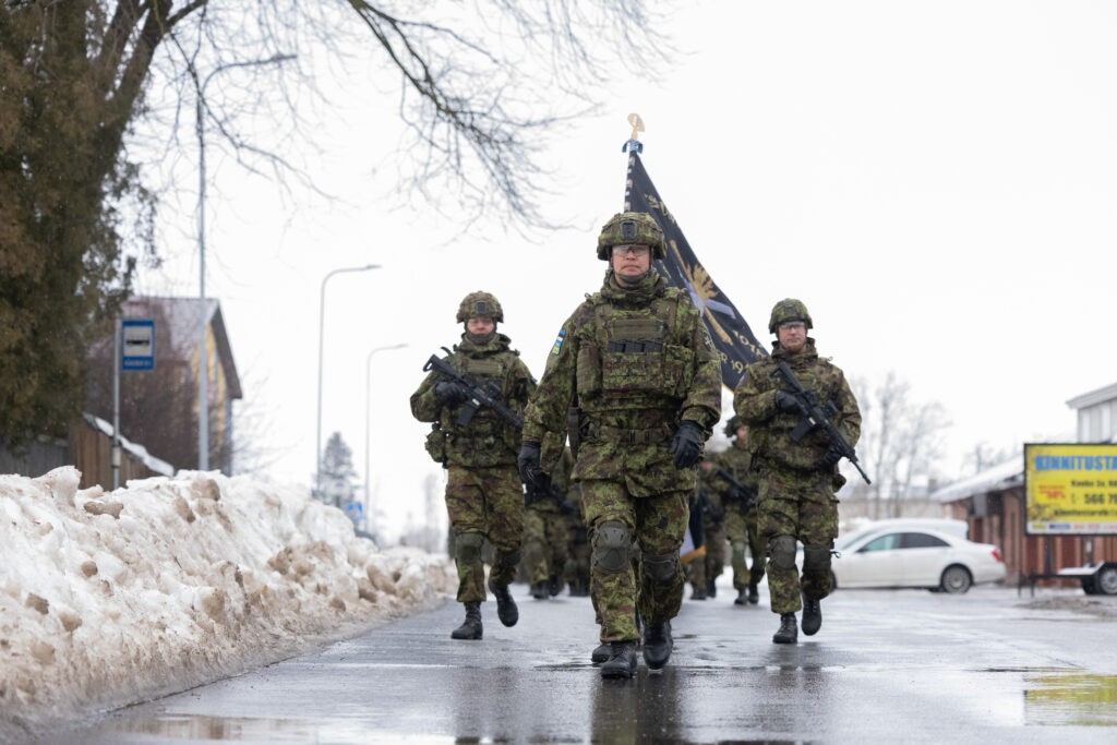 Kaitseväelased marssimas Rakvere linnas, hoidmas suurtükiväepataljoni lippu.