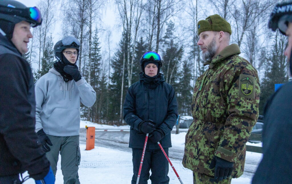 Kaitseväe juhataja kindral Andrus Merilo rääkimas talvelaagril osalejatega õues.
